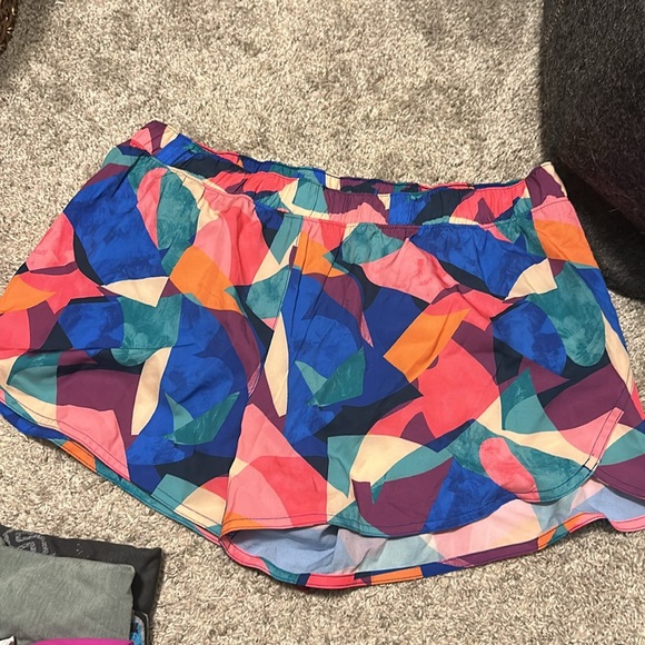 Old navy crop built in bra cami and matching shorts - Picture 3 of 3